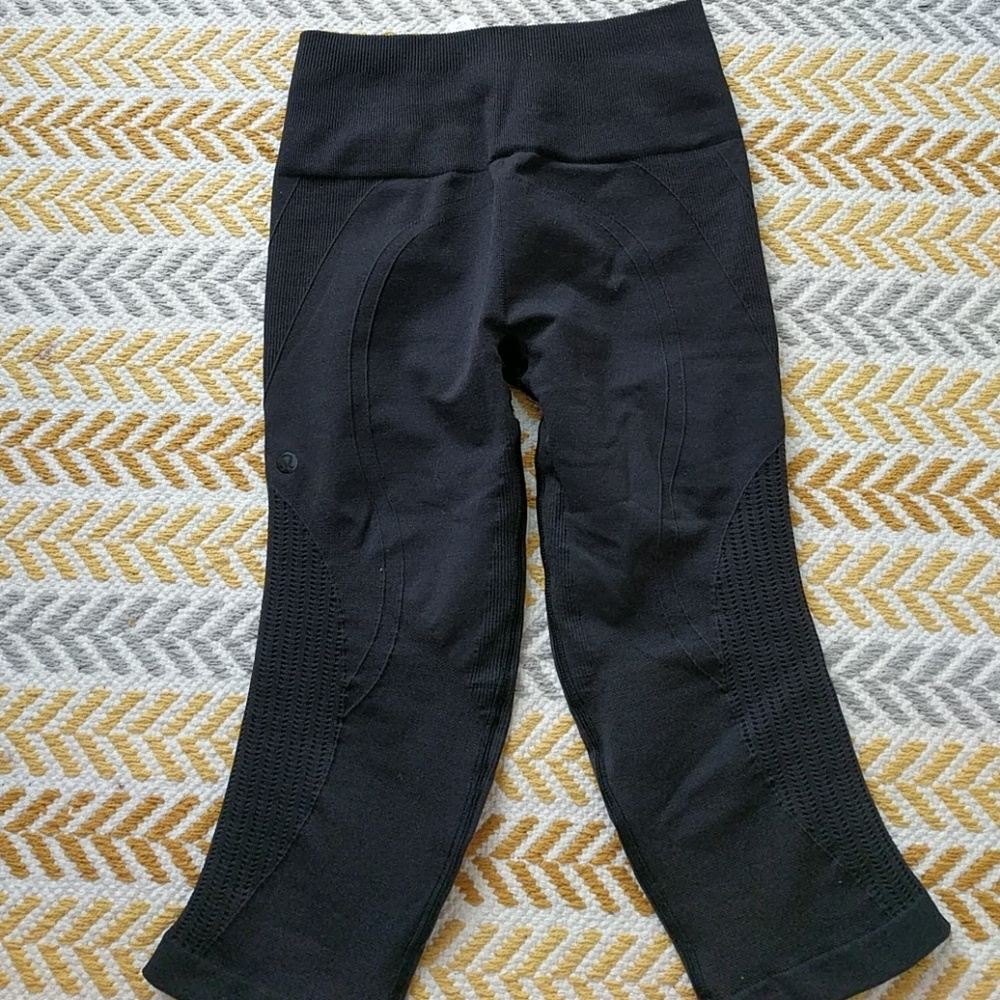 Lululemon black high rise crops